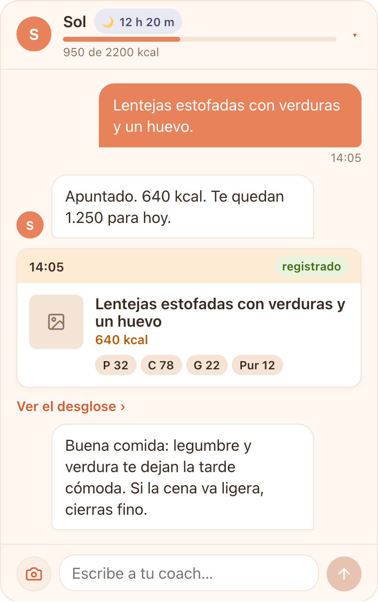 Chat de DietApp: el usuario escribe «Lentejas estofadas con verduras y un huevo» y Sol contesta «Apuntado. 640 kcal. Te quedan 1.250 para hoy». Debajo aparece la comida ya registrada — 640 kcal, P 32, C 78, G 22 y 12 de purinas — y un comentario sobre cerrar el día con una cena ligera.